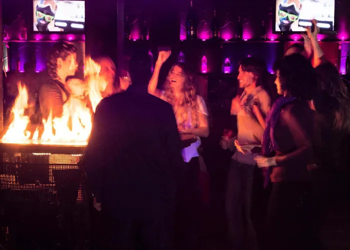 Glaciers - Location: Pour 4 Personnes Avec Balcon Ensoleille, Quartier Jeune Et Anime Mae-9077 *