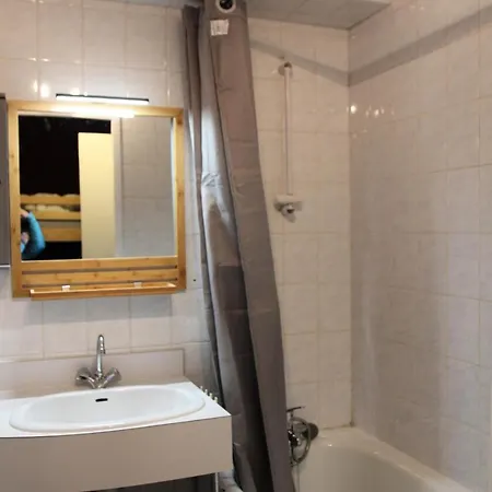 Glaciers - Location: Pour 4 Personnes Avec Balcon Ensoleille, Quartier Jeune Et Anime Mae-9077 *