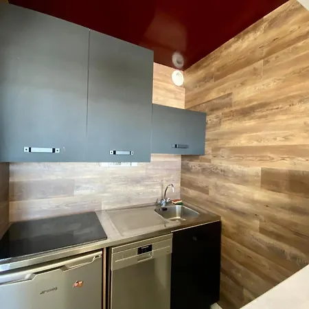 Appartement Résidence Glaciers - Location: Pour 4 Personnes Avec Balcon Ensoleillé, Quartier Jeune Et Animé Mae-9077